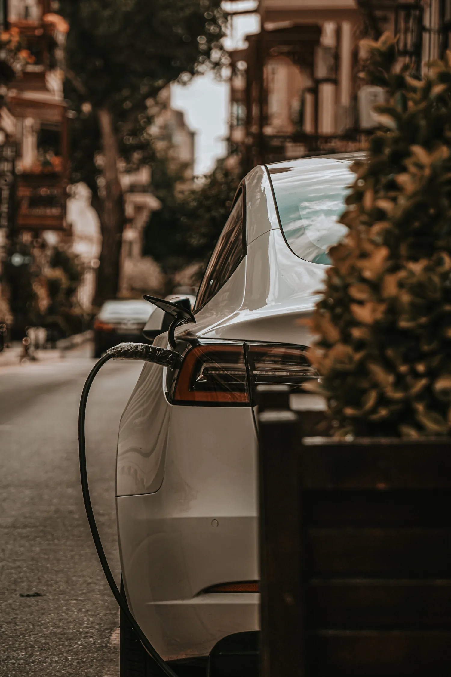 Elektroauto an einer Ladesäule, Stockmotiv
